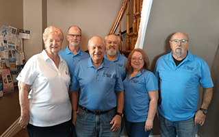 Tom (au centre) et sa femme, Janet (à l’extrême gauche) avec des membres du Comité de sensibilisation au cancer de la prostate de l’Est ontarien.