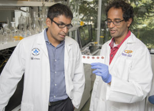 Le Dr Kumanan Wilson (à gauche) et le Dr Pranesh Chakraborty utilisent des tests sanguins sur les nouveau-nés pour identifier les enfants prématurés dans les pays aux ressources limitées.