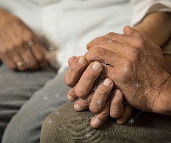 Un patient tient la main d’un être che