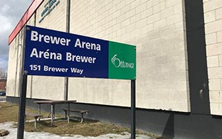 Panneau extérieur du Centre d’évaluation pour la COVID-19 à l’aréna Brewer