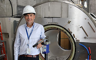 Le Dr Miller MacPherson et le système de radiothérapie IRM-Linac