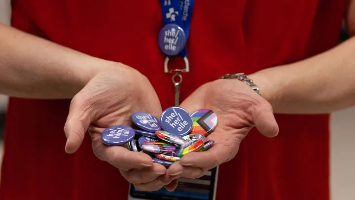 Buttons with pronouns