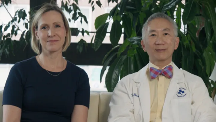 Tammy Pulfer (à gauche), directrice de programme au Programme gériatrique régional de l’Est de l’Ontario, et le Dr Allen Huang (à droite), gériatre et directeur médical du Programme gériatrique régional de l'Est de l'Ontario.