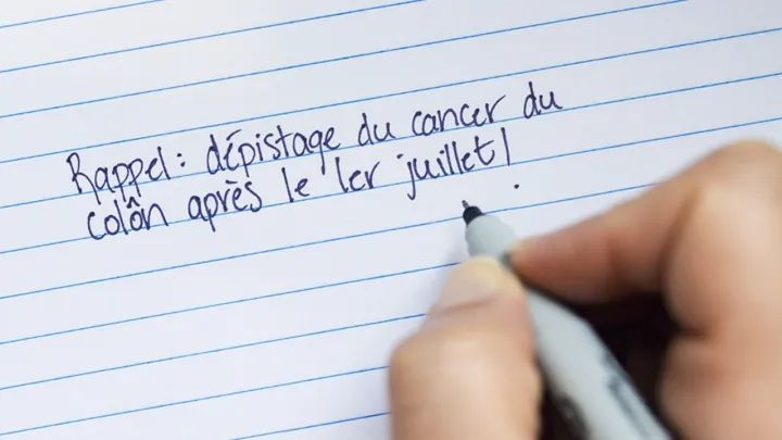 Une note manuscrite qui dit « Rappel : dépistage du cancer du côlon après le 1er Juillet! »