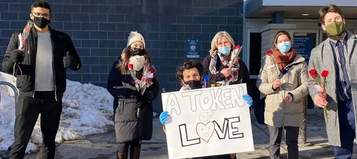 Pour la Saint-Valentin, des étudiants universitaires offrent des roses au personnel de l’Hôpital
