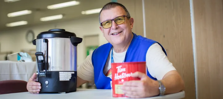 Claude offre café et compagnie aux patients du Centre de réadaptation
