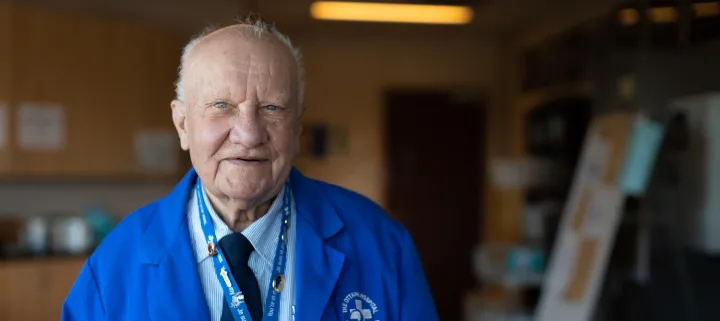 Après 31 ans de service, Stefan Mayer rangera bientôt sa blouse bleue de bénévole