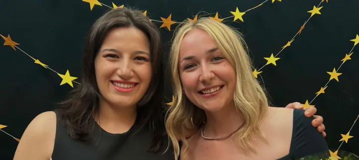 Une diplômée en sciences infirmières reçoit l’épinglette cérémoniale de son mentor