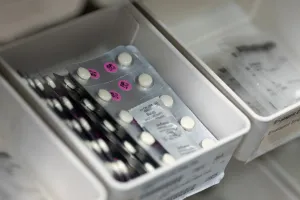 Stock de médicaments dans la pharmacie du Campus Général.