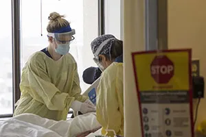 Les infirmières s’occupent d’un patient aux soins intensifs.