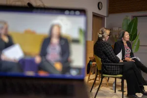 L’auteure et membre du Conseil des gouverneurs de L’Hôpital d’Ottawa, Rose LeMay, s’est entretenue avec Julie Cafley, vice-rectrice à la francophonie et aux relations externes et communautaires de l’Université d’Ottawa, lors d’une causerie tenue à notre Campus Général en septembre.