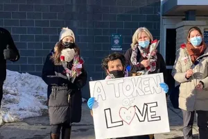 Pour la Saint-Valentin, des étudiants universitaires offrent des roses au personnel de l’Hôpital