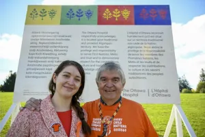 Œuvre d’art originale de Simon Brascoupé et de Mairi Brascoupé présentée lors de la cérémonie de reconnaissance du territoire où sera érigé le nouveau projet Civic