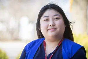 Bao-Anh fait du bénévolat en dépit de son horaire chargé d’infirmière
