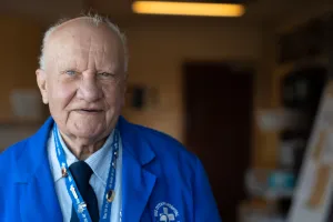 Après 31 ans de service, Stefan Mayer rangera bientôt sa blouse bleue de bénévole