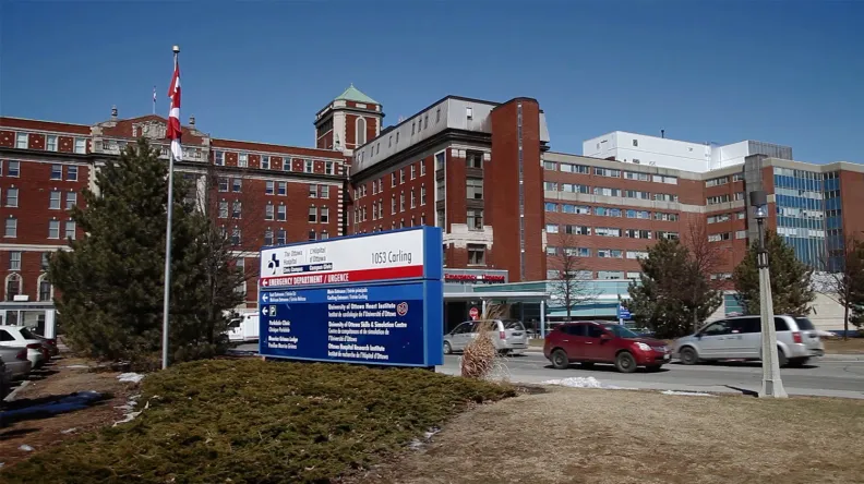 Le bâtimeThe historic main building of The Ottawa Hospital’s Civic Campus on Carling Avenue. nt principal historique du Campus Civic de l'Hôpital d'Ottawa sur l'avenue Carling.