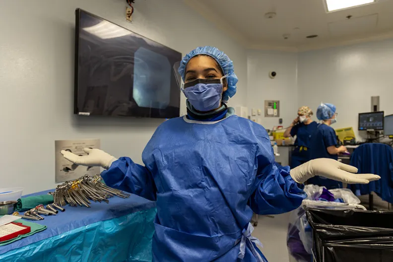 Qyanah Fernandes-Walters, infirmière auxiliaire autorisée à L’Hôpital d’Ottawa, portant l’une des anciennes blouses chirurgicales jetables.