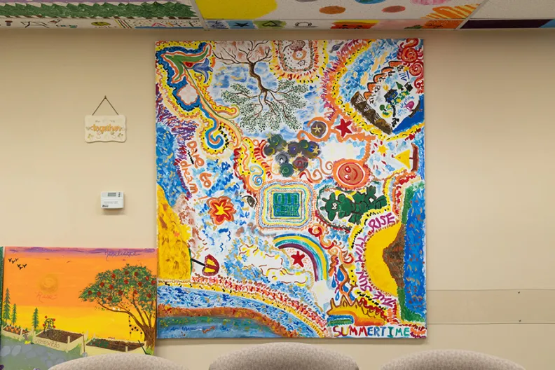 Des créations d’art thérapeutique colorées faites par des clients du programme On avance. 
