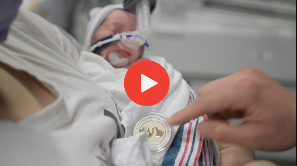 Bébés ont reçu les grands honneurs des pompiers qui ont pris soin d’eux, sous la forme d’un jeton souvenir à l’effigie d’une cigogne pour souhaiter la bienvenue aux nouvelles familles au sein de la grande famille du Service des incendies d’Ottawa.