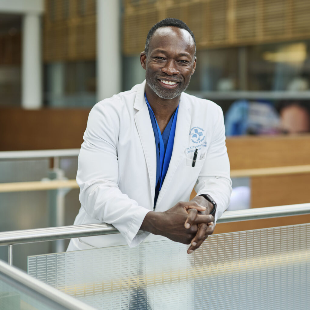 Portrait de Dr&nbsp;Kwadwo&nbsp;Kyeremanteng, chef du Département des soins critiques de L’Hôpital d’Ottawa