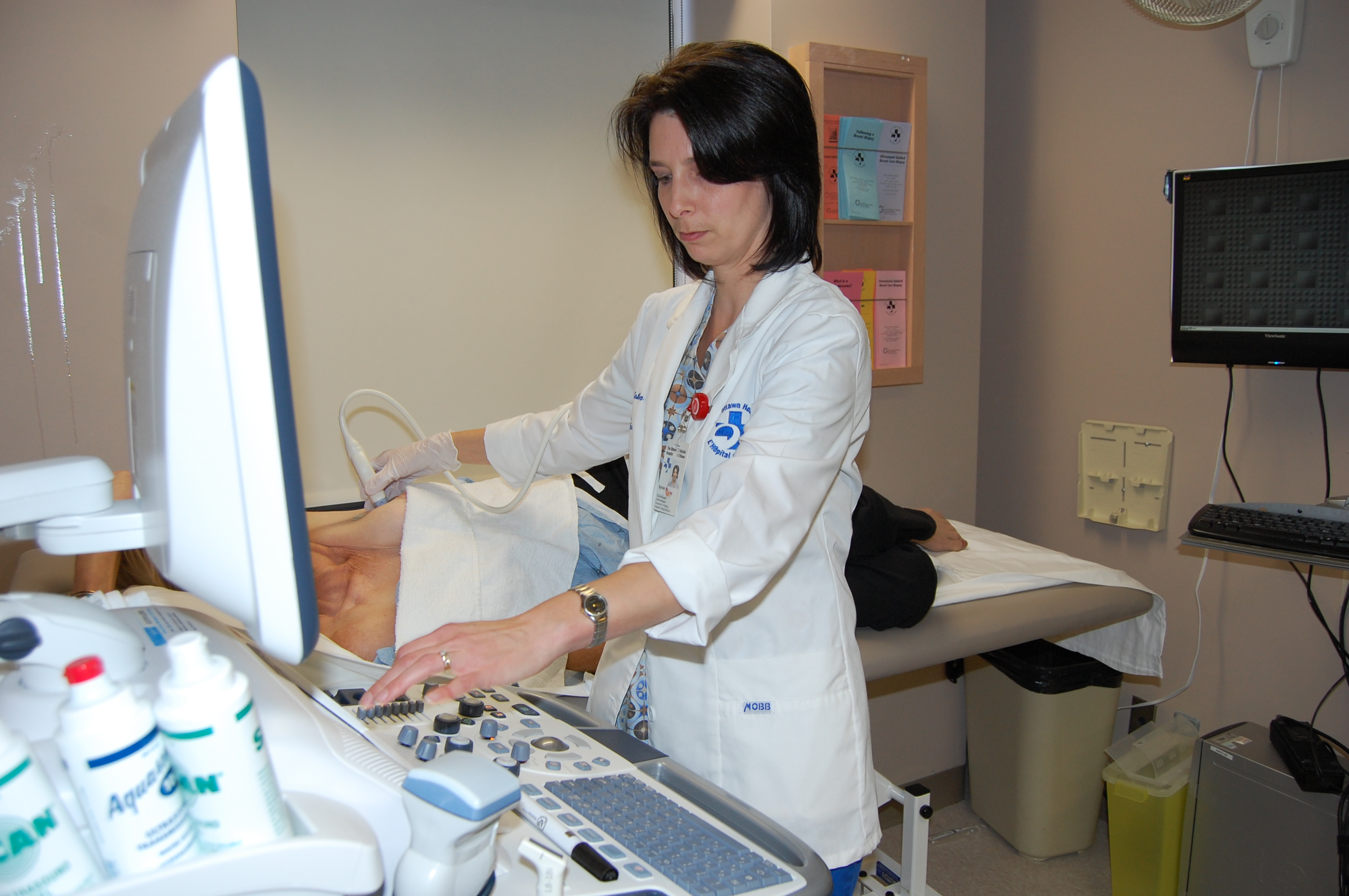 Photo d'une travailleuse de l'hopital qui effectue une échographie