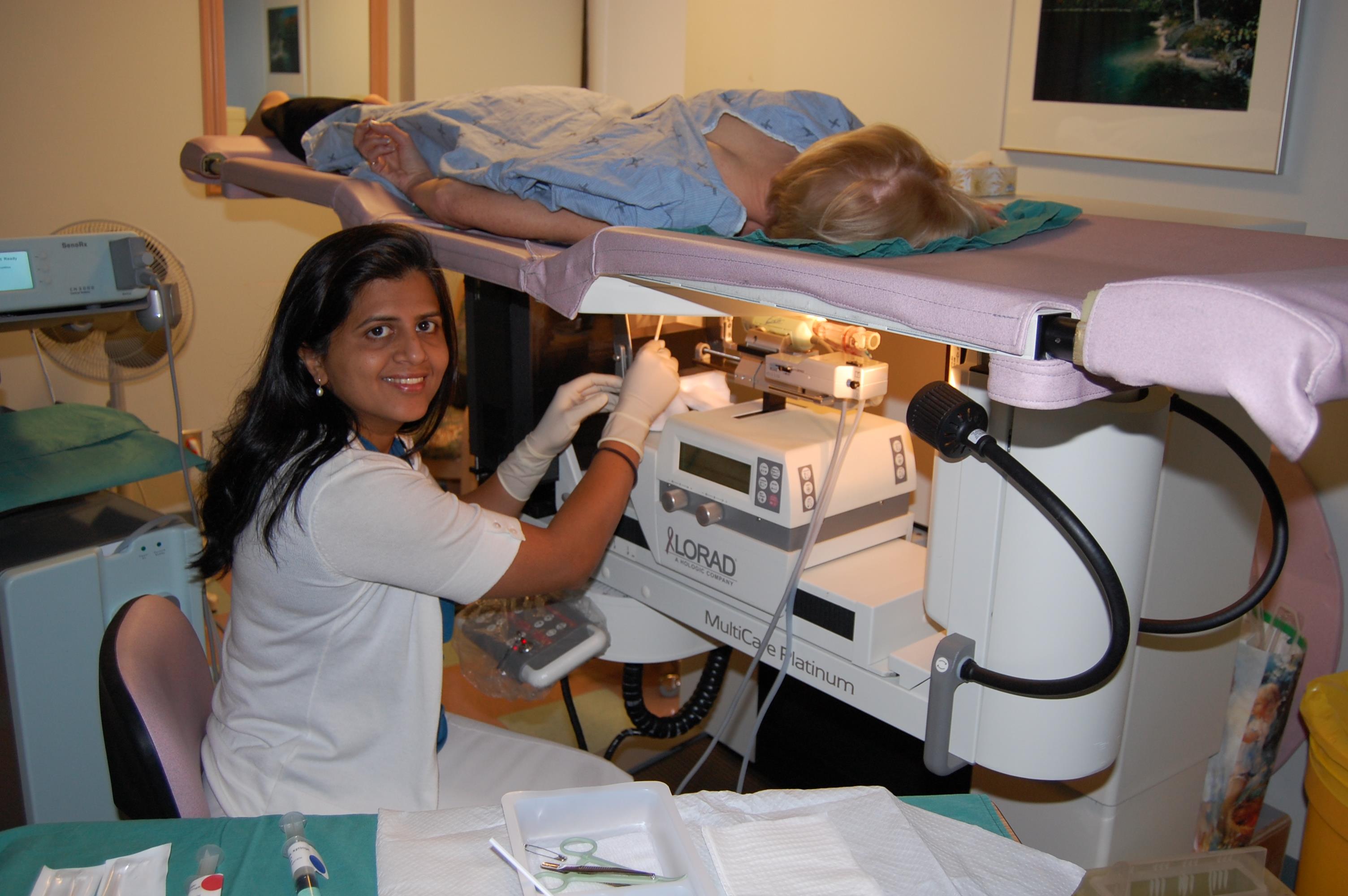 Photo d'une docteur avec un patient