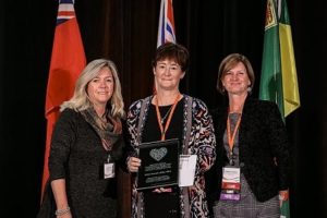 Robin Morash (au centre), lauréate du Prix Boehringer Ingelheim de l’infirmière en oncologie de l’année 2018, lors de la cérémonie de remise des prix avec Linda Irwin de Boehringer Ingelheim (à gauche), Colleen Campbell, membre du comité de reconnaissance de l’excellence de l’ACIO et l’infirmière en oncologie de l’année 2017.