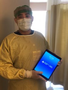 Brian Eng, infirmier autorisé à L’Hôpital d’Ottawa, est l’un des employés qui aident les patients à l’unité d’isolement de la COVID-19 à communiquer avec leur famille à l’aide d’une tablette.