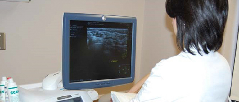  hospital employee observing ultrasound pictures