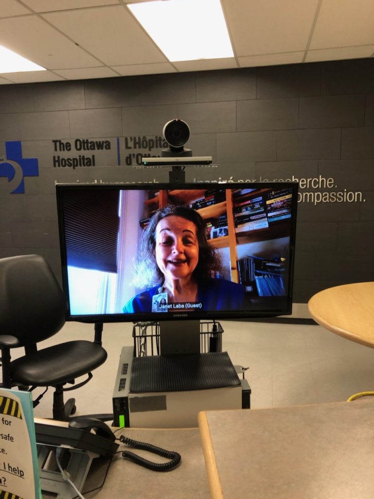 : Janet Laba apparaît à l’écran du bureau d’information virtuel de L’Hôpital d’Ottawa.