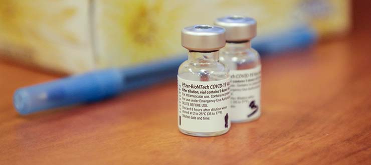 Deux fioles du vaccin contre la COVID-19 de Pfizer-BioNTech
