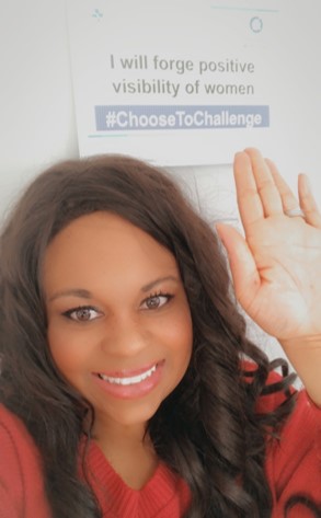 Nataleigh Oliveira holds a #ChooseToChallenge sign
