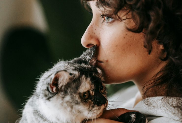 Femme tenant un chat