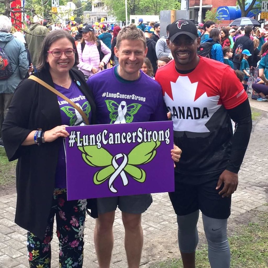 Jill (gauche), Dr. Paul Wheatley-Price (centre) and former NFL linebacker Chris Draft (droite)