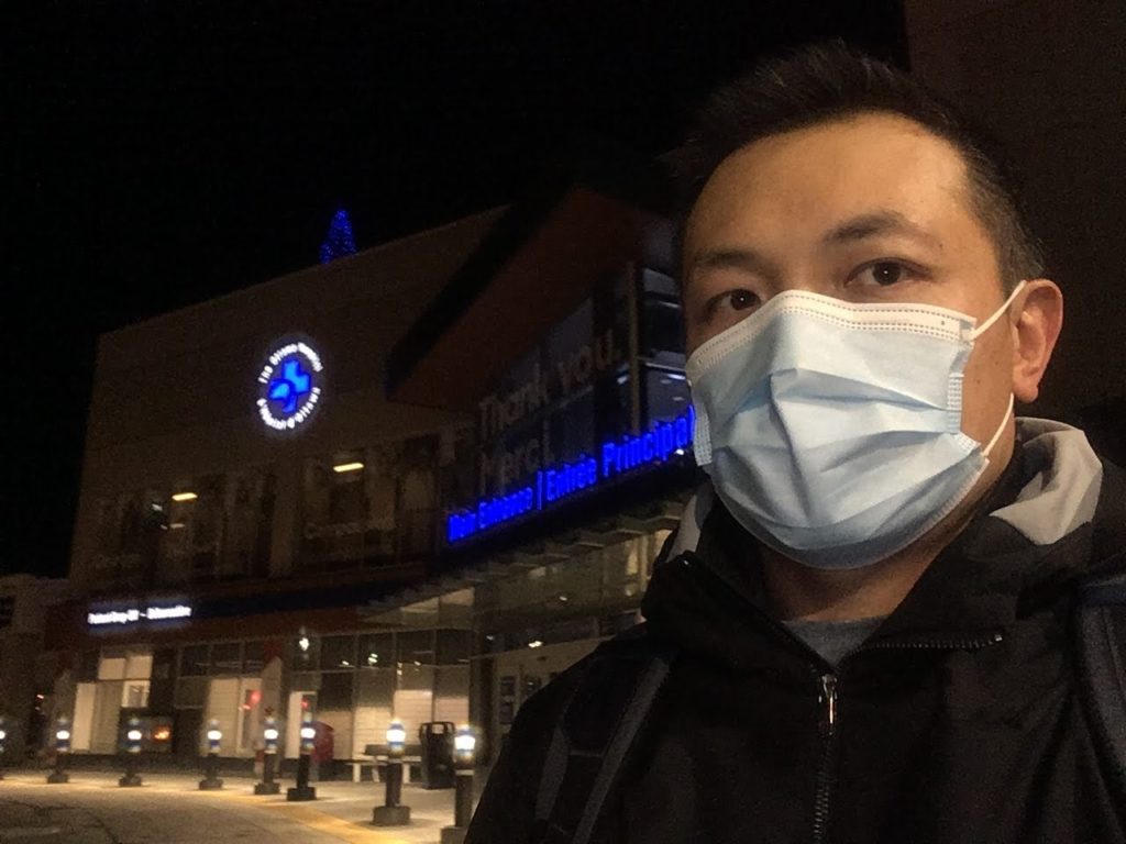 Le Dr Kwok, portant un masque, à l’extérieur de l’Urgence du Campus Général