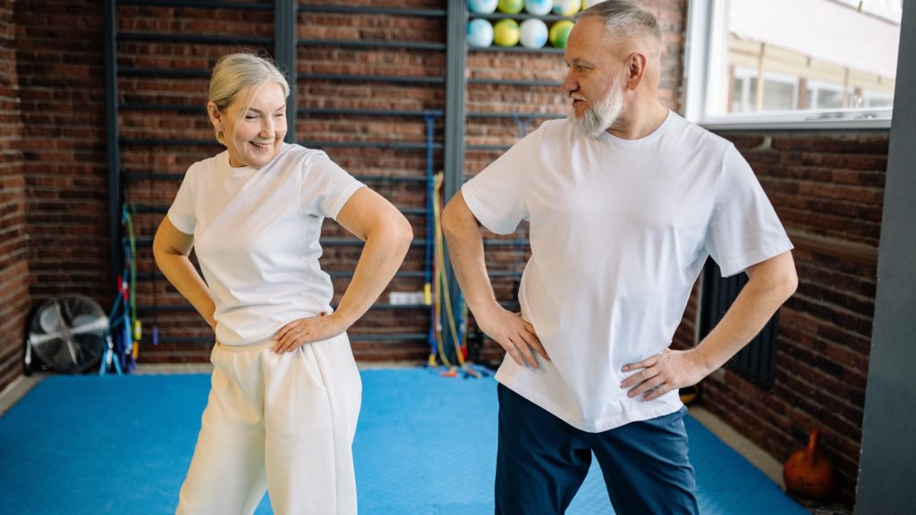 Deux adultes font de l’exercice.