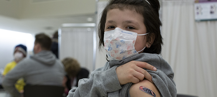 Un enfant dans une centre de vaccination