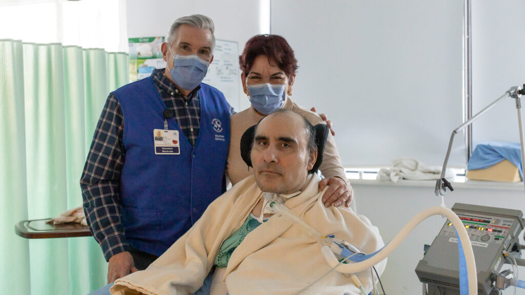 Sergio avec Eric McCrossin et sa tante Carmella au Campus Civic de l'Hôpital d'Ottawa en décembre 2022