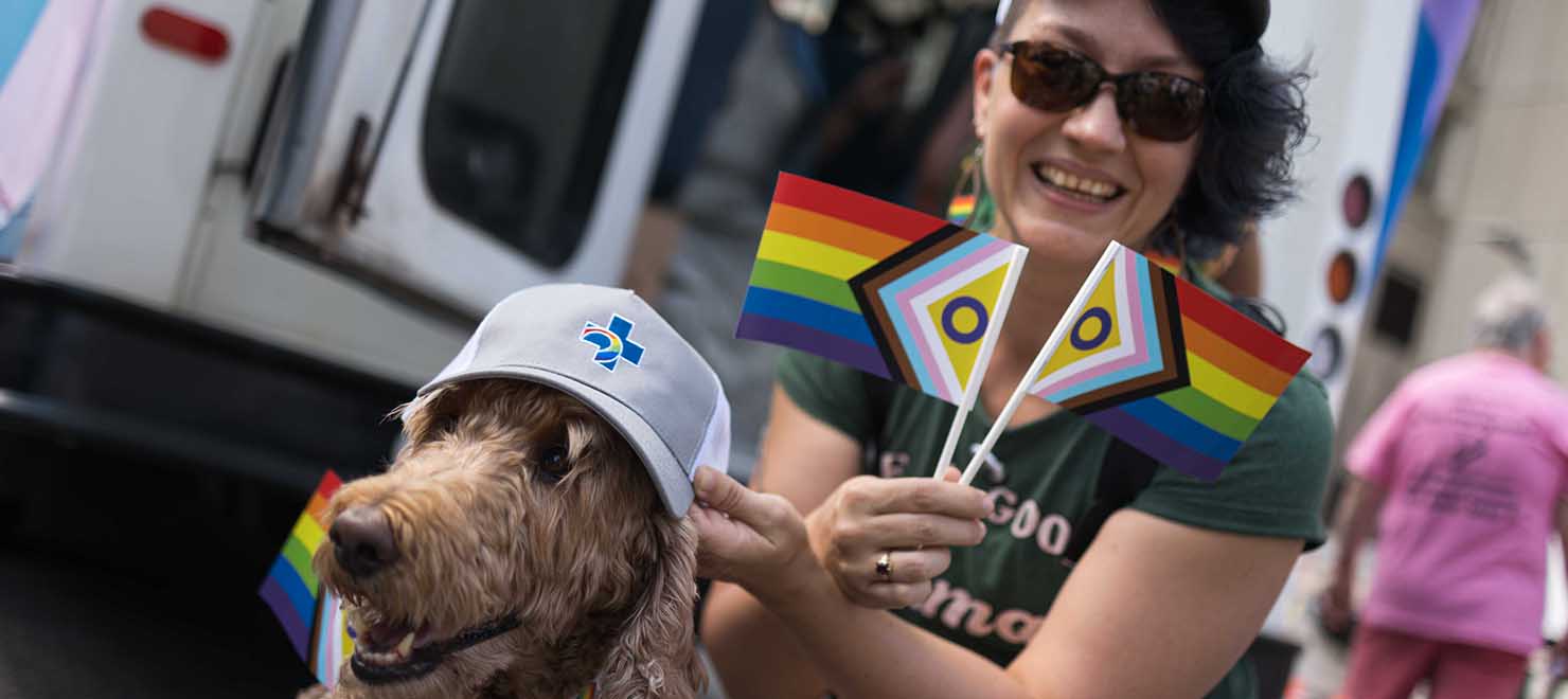 Megan Vitols-Mckay et son chien Ponyo au défilé de la Fierté dans la Capitale.