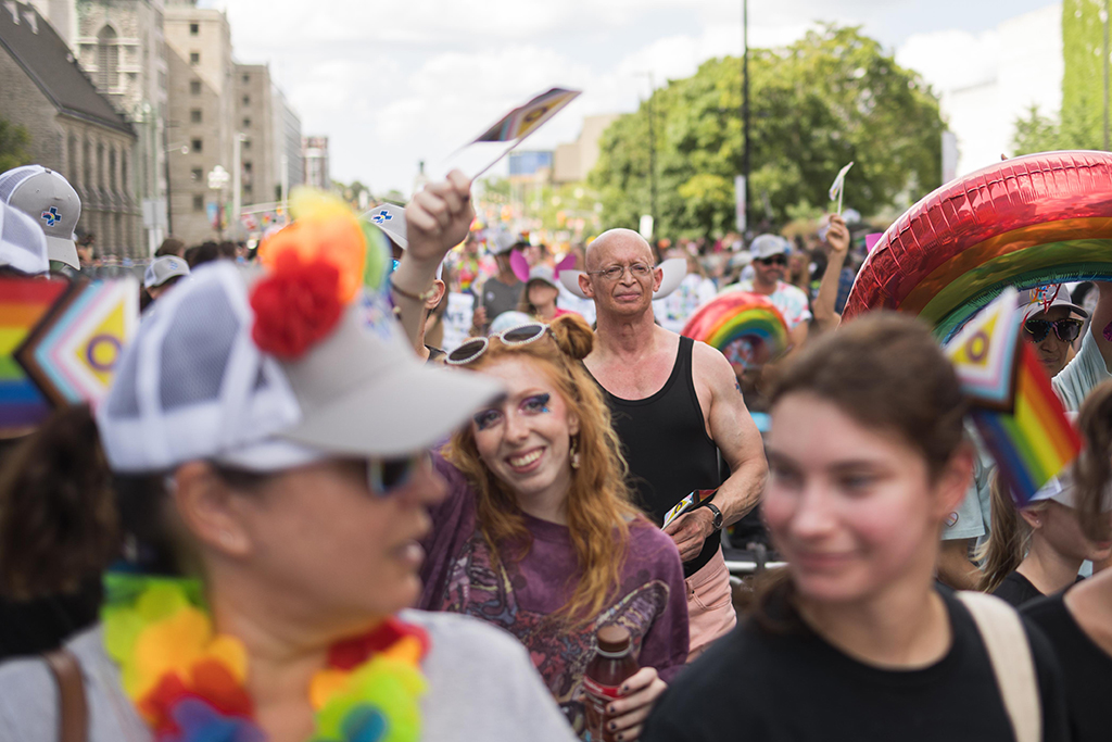 Le Dr Paul MacPherson (en débardeur noir) au milieu d’une foule de personnes participant au défilé.