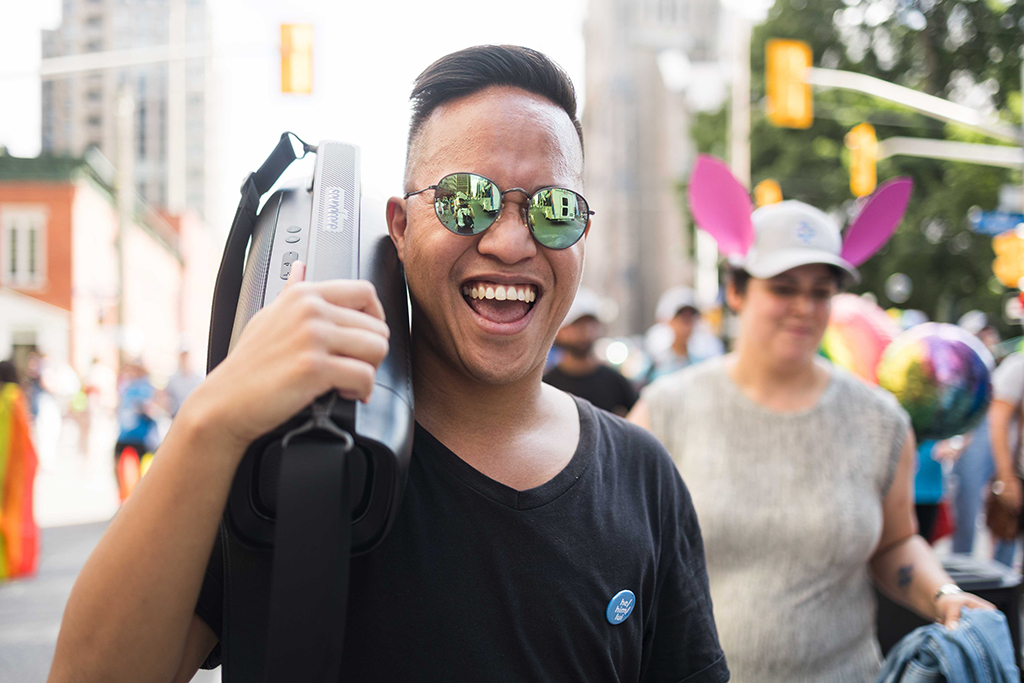 Phil Nguyen portant une Mini Boombox sur l’épaule.