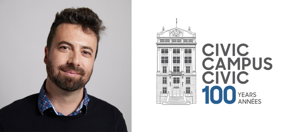 Sur le côté gauche, un portrait d'homme en studio, portant une chemise et un pull bleus. Sur le côté droit, le logo du 100e anniversaire de Civic, qui consiste en un dessin au trait du campus Civic et le texte "Civic Campus Civic 100 years".