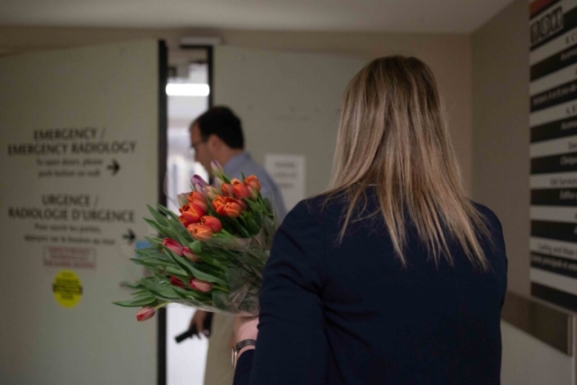 Suzanne Madore livre des tulipes à notre personnel.