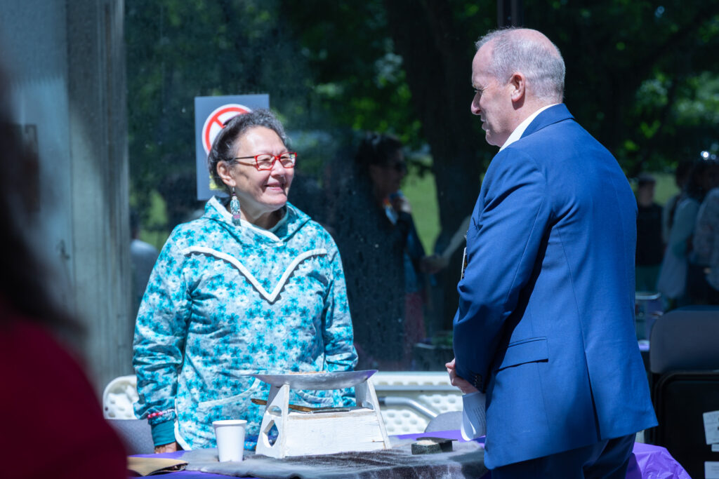 Cameron Love (à droite), président-directeur général de L’Hôpital d’Ottawa, discute avec Reepa Evic-Carleton (à gauche), une aînée inuite.