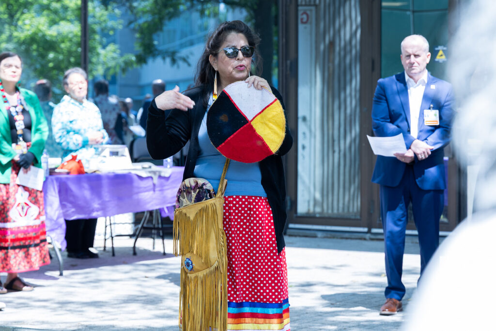 L’aînée algonquine Verna McGregor (au milieu), de Kitigan Zibi Anishinabeg, partage les enseignements de la roue de médecine.