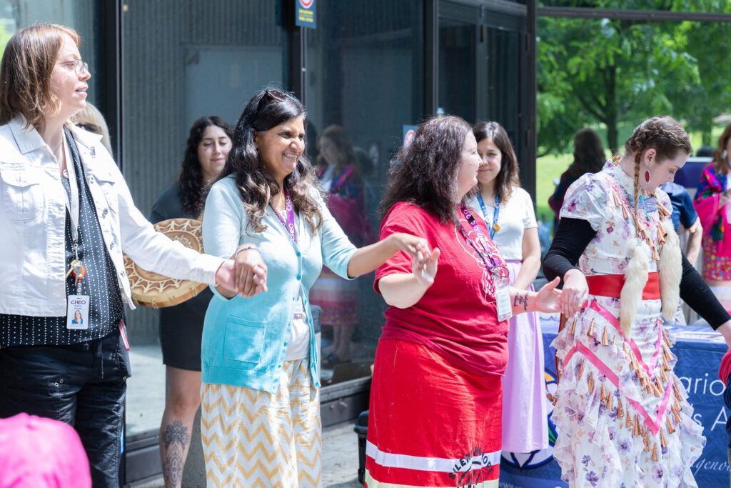 Des membres de l’Ontario Native Women’s Association dirigent une danse en cercle, une cérémonie qui rassemble les gens pour les guérir et célébrer la vie.