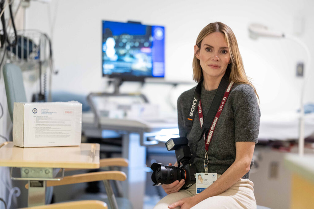 Lynn Bates, infirmière de pratique avancée, Programme de soins aux victimes d’agression sexuelle ou d’abus par un partenaire, tient un appareil photo dans la clinique du PSVASAP.